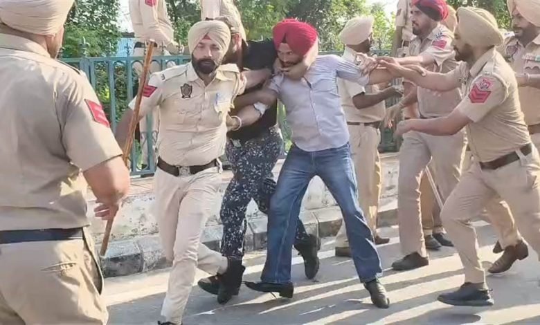 ਮੁੱਖ ਮੰਤਰੀ ਦੀ ਕੋਠੀ ਅੱਗੇ ਸਹਾਇਕ ਪ੍ਰੋਫੈਸਰਾਂ ਦਾ ਧਰਨਾ, ਪੁਲਿਸ ਨਾਲ ਹੋਈ ਧੱਕਾ-ਮੁੱਕੀ