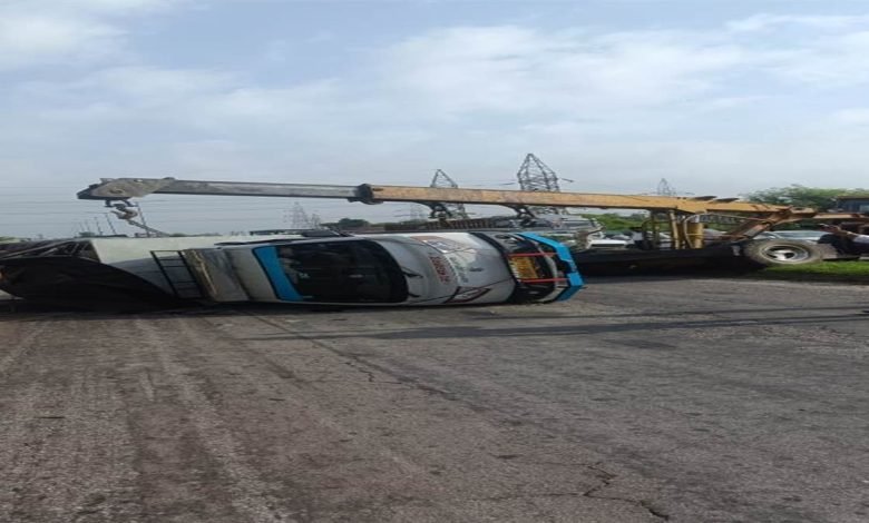 ਚੁਗਿੱਟੀ ਫਲਾਈਓਵਰ 'ਤੇ ਪਲਟਿਆ ਪਿਕਅੱਪ ਟਰੱਕ