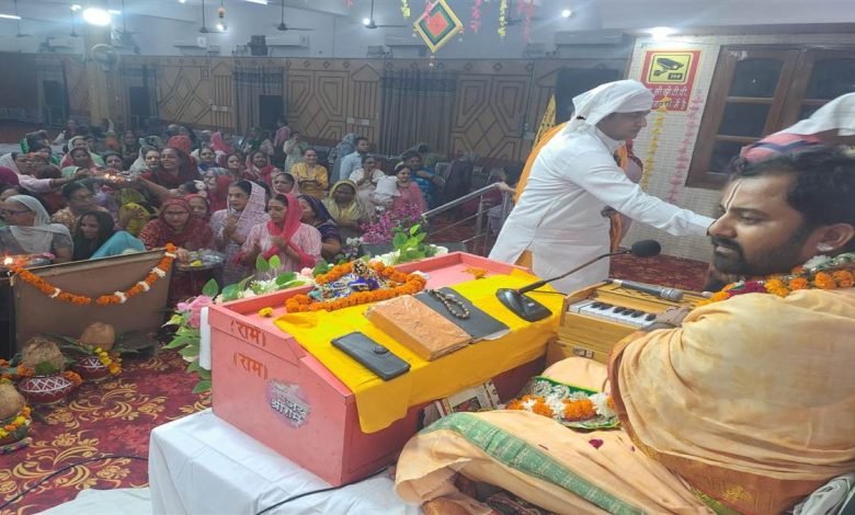 ਭਗਤੀ ਦੇ ਰੰਗਾਂ ਨਾਲ ਰੰਗਿਆ ਫ਼ਿਰੋਜ਼ਪੁਰ, ਹਰ-ਹਰ ਮਹਾਦੇਵ ਦੇ ਜੈਕਾਰਿਆਂ ਨਾਲ ਗੂੰਜਿਆ ਮੰਦਰ ਭਗਤੀ ਦੇ ਰੰਗਾਂ ਨਾਲ ਰੰਗਿਆ ਫ਼ਿਰੋਜ਼ਪੁਰ, ਹਰ-ਹਰ ਮਹਾਦੇਵ ਦੇ ਜੈਕਾਰਿਆਂ ਨਾਲ ਗੂੰਜਿਆ ਮੰਦਰ