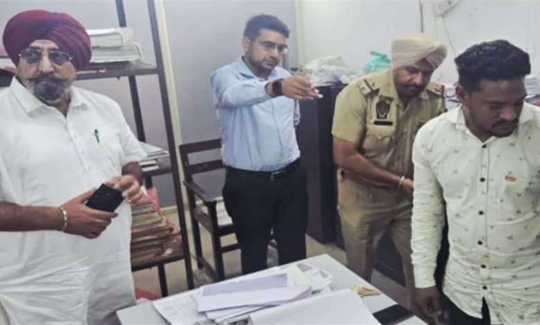 ਹਲਕਾ ਵਿਧਾਇਕ ਕੁਲਜੀਤ ਰੰਧਾਵਾ ਨੇ ਪਟਵਾਰੀ ਦੇ ਦਫ਼ਤਰ 'ਤੇ ਮਾਰਿਆ ਛਾਪਾ, ਪਟਵਾਰੀ ਗ਼ੈਰ-ਹਾਜ਼ਰ, ਦਫ਼ਤਰ ਸੀਲ