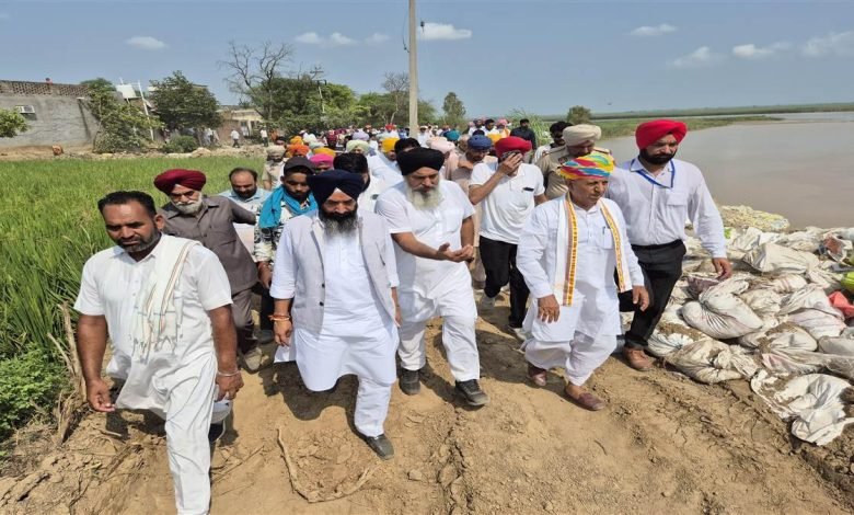 ਹੜ੍ਹਾਂ ਕਾਰਨ ਬਰਬਾਦ ਹੋਈਆਂ ਫ਼ਸਲਾਂ ਦਾ ਕੇਂਦਰੀ ਮੰਤਰੀ ਭਾਗੀਰਥ ਚੌਧਰੀ ਤੇ ਹਰਜੀਤ ਸਿੰਘ ਸੰਧੂ ਨੇ ਲਿਆ ਜਾਇਜ਼ਾ