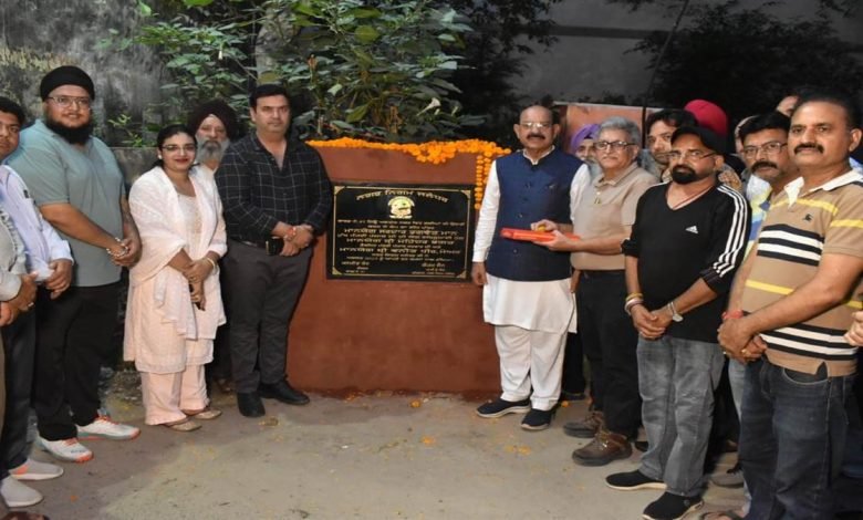 ਕੈਬਨਿਟ ਮੰਤਰੀ ਤੇ ਮੇਅਰ ਨੇ ਸੜਕਾਂ ਦਾ ਰੱਖਿਆ ਨੀਂਹ ਪੱਥਰ