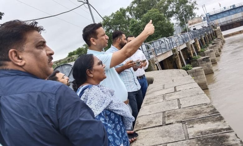 ਵਿਸ਼ੇਸ ਸੱਕਤਰ ਸਿਹਤ ਘਨਸ਼ਿਆਮ ਥੋਰੀ ਵੱਲੋਂ ਫ਼ਿਰੋਜ਼ਪੁਰ ਦਾ ਦੌਰਾ; ਹੜ੍ਹ ਪ੍ਰਭਾਵਿਤ ਖੇਤਰਾਂ ਵਿੱਚ ਮੈਡੀਕਲ ਸੇਵਾਵਾਂ ਦੀ ਕੀਤੀ ਸਮੀਖਿਆ ਵਿਸ਼ੇਸ ਸੱਕਤਰ ਸਿਹਤ ਘਨਸ਼ਿਆਮ ਥੋਰੀ ਵੱਲੋਂ ਫ਼ਿਰੋਜ਼ਪੁਰ ਦਾ ਦੌਰਾ; ਹੜ੍ਹ ਪ੍ਰਭਾਵਿਤ ਖੇਤਰਾਂ ਵਿੱਚ ਮੈਡੀਕਲ ਸੇਵਾਵਾਂ ਦੀ ਕੀਤੀ ਸਮੀਖਿਆ