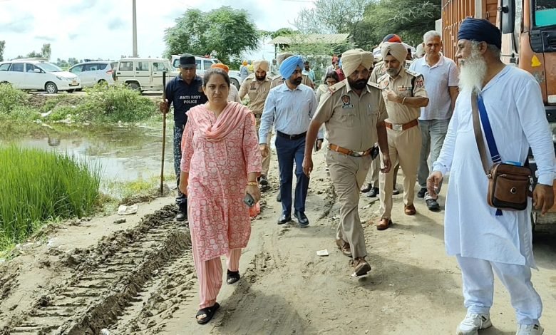 ਜ਼ਿਲ੍ਹਾ ਪ੍ਰਸ਼ਾਸਨ ਵੱਲੋਂ ਲੋਕਾਂ ਨੂੰ ਬੰਨ ਦੇ ਨੇੜੇ ਨਾ ਜਾਣ ਦੀ ਅਪੀਲ ਜ਼ਿਲ੍ਹਾ ਪ੍ਰਸ਼ਾਸਨ ਵੱਲੋਂ ਲੋਕਾਂ ਨੂੰ ਬੰਨ ਦੇ ਨੇੜੇ ਨਾ ਜਾਣ ਦੀ ਅਪੀਲ