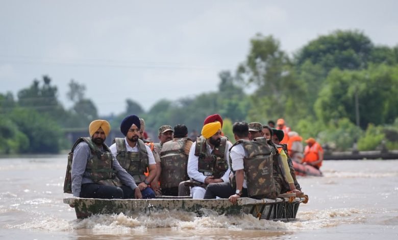 ‎ਮੁੱਖ ਮੰਤਰੀ ਵੱਲੋਂ ਕਿਸ਼ਤੀ ਰਾਹੀਂ ਫ਼ਿਰੋਜ਼ਪੁਰ ਦੇ ਹੜ੍ਹ ਪ੍ਰਭਾਵਿਤ ਇਲਾਕਿਆਂ ਦਾ ਦੌਰਾ; ਕੇਂਦਰ ਸਰਕਾਰ ਤੋਂ ਕੁਦਰਤੀ ਆਫ਼ਤਾਂ ਕਾਰਨ ਹੋਏ ਨੁਕਸਾਨ ਦਾ ਮੁਆਵਜ਼ਾ ਵਧਾਉਣ ਦੀ ਕੀਤੀ ਮੰਗ ‎