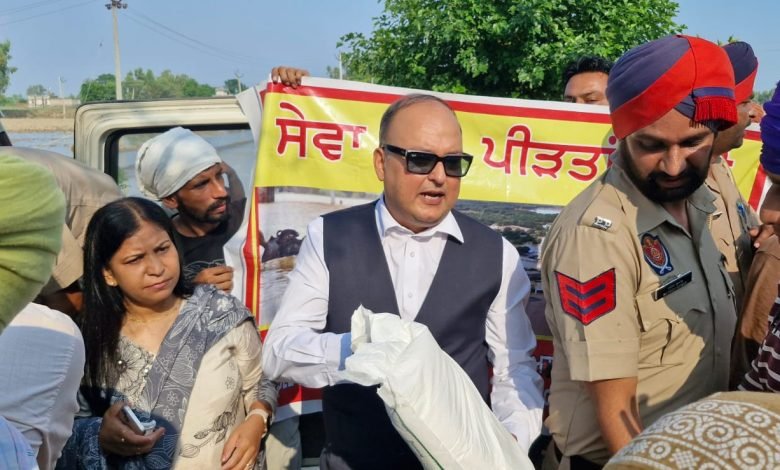 ਸ੍ਰੀ ਸੁਮੀਤ ਮਲਹੋਤਰਾ, ਜ਼ਿਲ੍ਹਾ ਅਤੇ ਸੈੈਸ਼ਨ ਜੱਜ, ਫਿਰੋਜਪੁਰ ਵੱਲੋਂ ਹੜ੍ਹ ਪੀੜ੍ਹਤ ਪਰਿਵਾਰਾਂ ਨੂੰ ਰਾਹਤ ਸਮੱਗਰੀ ਵੰਡੀ ਗਈ