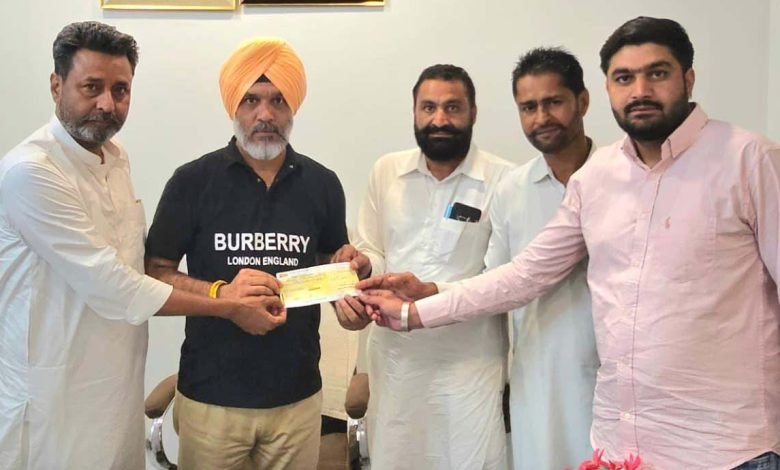 ਪਿੰਡ ਬੇਟੂ ਕਦੀਮ ਦੇ ਸਰਪੰਚ ਨੇ ਮੁੱਖ ਮੰਤਰੀ ਰਾਹਤ ਫੰਡ ਵਿੱਚ 50 ਹਜ਼ਾਰ ਰੁਪਏ ਦੀ ਰਾਸ਼ੀ ਲਈ ਵਿਧਾਇਕ ਰਜਨੀਸ਼ ਕੁਮਾਰ ਦਹੀਯਾ ਨੂੰ ਸੌਂਪਿਆ ਚੈੱਕ