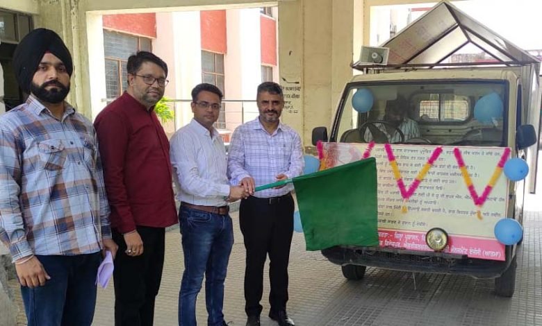 ‎ਕਿਸਾਨਾਂ ਨੂੰ ਪਰਾਲੀ ਸਾੜਨ ਤੋਂ ਰੋਕਣ ਲਈ ਐਸਡੀਐਮ ਅਤੇ ਮੁਖ ਖੇਤੀਬਾੜੀ ਅਫਸਰ ਨੇ ਜਾਗਰੂਕਤਾ ਵੈਨ ਨੂੰ ਹਰੀ ਝੰਡੀ ਦੇ ਕੇ ਰਵਾਨਾ ਕੀਤਾ