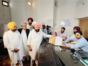 ਤਰਨਤਾਰਨ ਜ਼ਿਮਨੀ ਚੋਣ ਲਈ ਕਾਂਗਰਸ ਦੇ ਉਮੀਦਵਾਰ ਕਰਨ ਬੁਰਜ ਨੇ ਦਾਖਲ ਕਰਵਾਏ ਨਾਮਜ਼ਦਗੀ ਪੱਤਰ, ਬਘੇਲ, ਵੜਿੰਗ ਸਣੇ ਪਹੁੰਚੀ ਸਮੁੱਚੀ ਲੀਡਰਸ਼ਿਪ