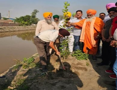 ਬੁੱਢੇ ਦਰਿਆ ’ਚ ਗੋਬਰ ਸੁੱਟਣ ਤੋਂ ਸਖਤੀ ਨਾਲ ਰੋਕਿਆ ਜਾਵੇ : ਸੰਤ ਸੀਚੇਵਾਲ