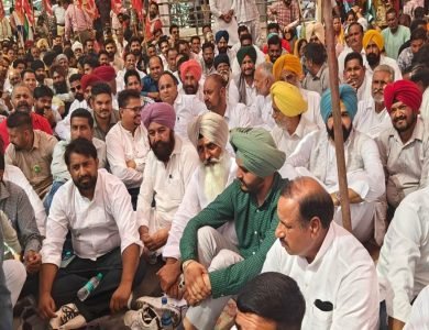 ਅਧਿਆਪਕ ਦੀ ਕੁੱਟਮਾਰ ਦੇ ਵਿਰੋਧ ’ਚ ਥਾਣਾ ਘੇਰਿਆ