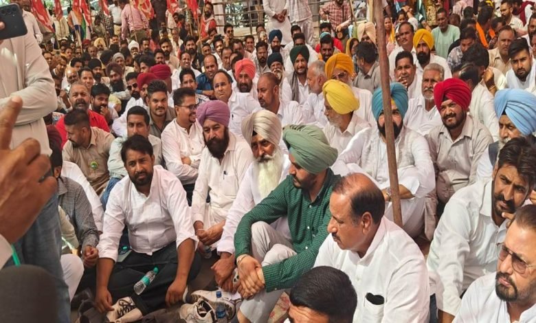 ਅਧਿਆਪਕ ਦੀ ਕੁੱਟਮਾਰ ਦੇ ਵਿਰੋਧ ’ਚ ਥਾਣਾ ਘੇਰਿਆ ਅਧਿਆਪਕ ਦੀ ਕੁੱਟਮਾਰ ਦੇ ਵਿਰੋਧ ’ਚ ਥਾਣਾ ਘੇਰਿਆ