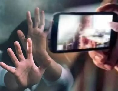 ਅਧਿਆਪਕ ਨੇ ਵਿਦਿਆਰਥਣ ਨੂੰ ਦਿਖਾਈ ਅਸ਼ਲੀਲ ਸਮੱਗਰੀ