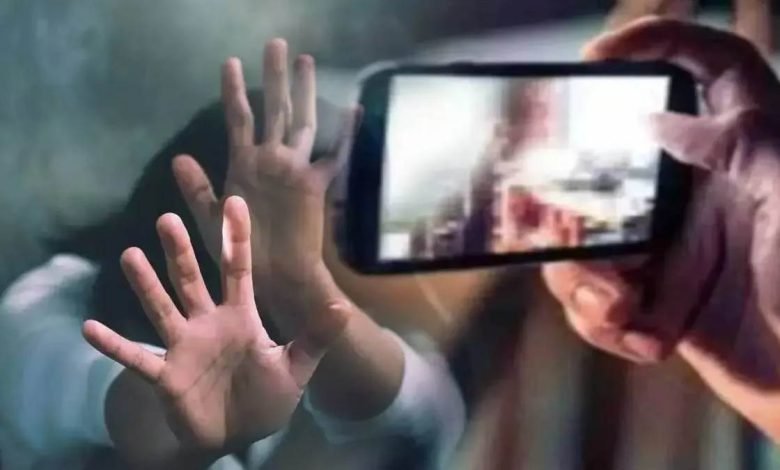 ਅਧਿਆਪਕ ਨੇ ਵਿਦਿਆਰਥਣ ਨੂੰ ਦਿਖਾਈ ਅਸ਼ਲੀਲ ਸਮੱਗਰੀ