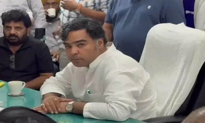 AAP ਵਿਧਾਇਕ ਦਾ ਮੋਹਾਲੀ 'ਚ Accident, ਗਲਤ ਸਾਈਡ ਤੋਂ ਆ ਰਹੀ ਕਾਰ ਨੇ ਮਾਰੀ ਜ਼ਬਰਦਸਤ ਟੱਕਰ