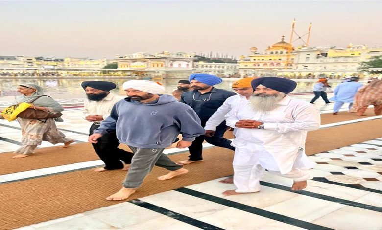 ਸੱਚਖੰਡ ਸ੍ਰੀ ਹਰਿਮੰਦਰ ਸਾਹਿਬ ਨਤਮਸਤਕ ਹੋਏ ਬਾਲੀਵੁੱਡ ਅਦਾਕਾਰ ਸੰਨੀ ਦਿਓਲ, ਸਰਬੱਤ ਤੇ ਭਲੇ ਦੀ ਕੀਤੀ ਅਰਦਾਸ