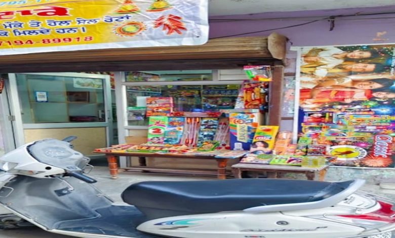 ਖੁੱਲ੍ਹੇਆਮ ਵਿਕ ਰਹੇ ਬਾਜ਼ਾਰਾਂ ’ਚ ਪਟਾਕੇ, ਕਾਨ੍ਹਪੁਰ ਵਾਂਗ ਜਲੰਧਰ ’ਚ ਵੀ ਹਾਦਸੇ ਦੀ ਉਡੀਕ