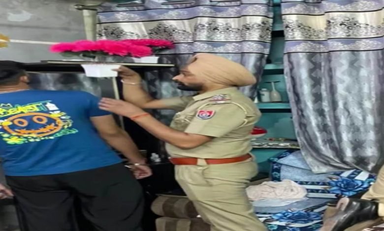 ਕਾਸੋ ਆਪ੍ਰੇਸ਼ਨ ਤਹਿਤ ਨਸ਼ਾ ਸਮੱਗਲਰਾਂ ਦੇ ਘਰਾਂ ਦੀ ਚੈਕਿੰਗ ਕਾਸੋ ਆਪ੍ਰੇਸ਼ਨ ਤਹਿਤ ਨਸ਼ਾ ਸਮੱਗਲਰਾਂ ਦੇ ਘਰਾਂ ਦੀ ਚੈਕਿੰਗ
