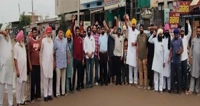 ਝੋਕ ਹਰੀ ਹਰ ਵਿਖੇ ਸੜਕ ਦੇ ਬੰਦ ਪਏ ਕੰਮ ਖਿਲਾਫ ਇਲਾਕਾ ਵਾਸੀਆਂ ਦਾ ਰੋਸ ਪ੍ਰਦਰਸ਼ਨ ਝੋਕ ਹਰੀ ਹਰ ਵਿਖੇ ਸੜਕ ਦੇ ਬੰਦ ਪਏ ਕੰਮ ਖਿਲਾਫ ਇਲਾਕਾ ਵਾਸੀਆਂ ਦਾ ਰੋਸ ਪ੍ਰਦਰਸ਼ਨ