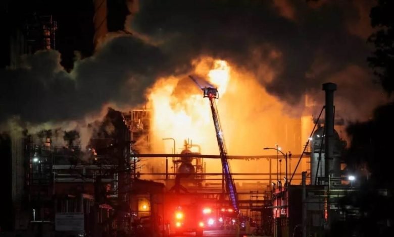 ਲਾਸ ਏਂਜਲਸ ਰਿਫਾਇਨਰੀ 'ਚ ਲੱਗੀ ਭਿਆਨਕ ਅੱਗ, ਪੂਰਾ ਇਲਾਕਾ ਧੂੰਏਂ 'ਚ ਘਿਰਿਆ ਲਾਸ ਏਂਜਲਸ ਰਿਫਾਇਨਰੀ 'ਚ ਲੱਗੀ ਭਿਆਨਕ ਅੱਗ, ਪੂਰਾ ਇਲਾਕਾ ਧੂੰਏਂ 'ਚ ਘਿਰਿਆ