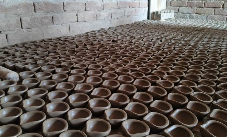 ਚਾਈਨੀਜ਼ ਲੜੀਆਂ ਅੱਗੇ ਫਿੱਕੇ ਪਏ ਮਿੱਟੀ ਦੇ ਦੀਵੇ, ਘੁਮਿਆਰਾਂ ਦੇ ਚਿਹਰਿਆਂ ’ਤੇ ਛਾਈ ਉਦਾਸੀ ਚਾਈਨੀਜ਼ ਲੜੀਆਂ ਅੱਗੇ ਫਿੱਕੇ ਪਏ ਮਿੱਟੀ ਦੇ ਦੀਵੇ, ਘੁਮਿਆਰਾਂ ਦੇ ਚਿਹਰਿਆਂ ’ਤੇ ਛਾਈ ਉਦਾਸੀ