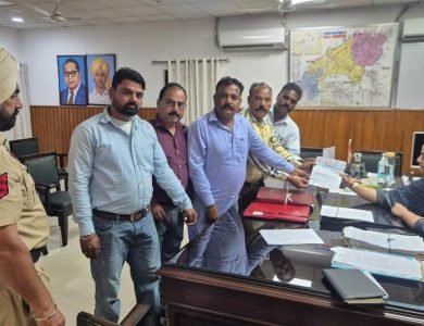 ਭਾਰਤੀ ਵਾਲਮੀਕਿ ਧਰਮ ਸਮਾਜ ਦੇ ਅਹੁਦੇਦਾਰਾਂ ਨੇ ਡੀਸੀ ਨੂੰ ਸੌਂਪਿਆ ਮੰਗ ਪੱਤਰ