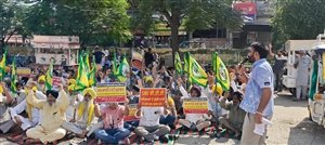 ETT ਅਧਿਆਪਕਾਂ ਵੱਲੋਂ ਵਿੱਤ ਮੰਤਰੀ ਹਰਪਾਲ ਸਿੰਘ ਚੀਮਾ ਦੇ ਦਫ਼ਤਰ ਅੱਗੇ ਧਰਨਾ ਲਾ ਕੇ ਕੀਤਾ ਪ੍ਰਦਰਸ਼ਨ