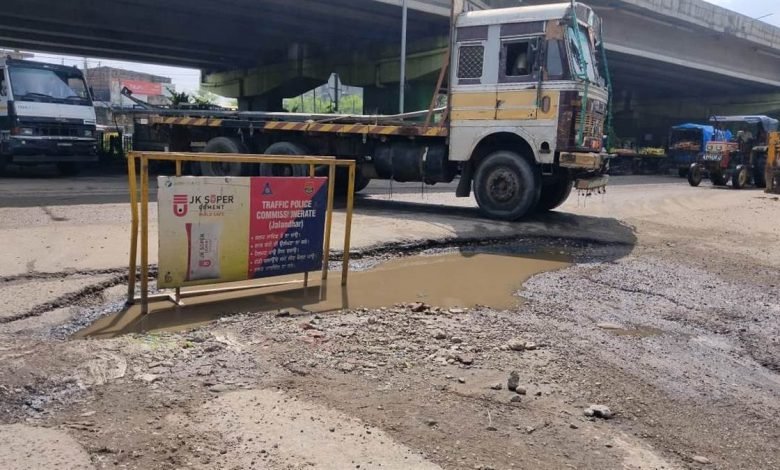 ਸਥਾਨਕ ਸਰਕਾਰਾਂ ਬਾਰੇ ਮੰਤਰੀ ਦੇ ਹੁਕਮਾਂ ਨੂੰ ਵੀ ਟਿੱਚ ਜਾਣ ਰਹੇ ਜ਼ਿਲ੍ਹੇ ਦੇ ਅਫਸਰ ਸਥਾਨਕ ਸਰਕਾਰਾਂ ਬਾਰੇ ਮੰਤਰੀ ਦੇ ਹੁਕਮਾਂ ਨੂੰ ਵੀ ਟਿੱਚ ਜਾਣ ਰਹੇ ਜ਼ਿਲ੍ਹੇ ਦੇ ਅਫਸਰ