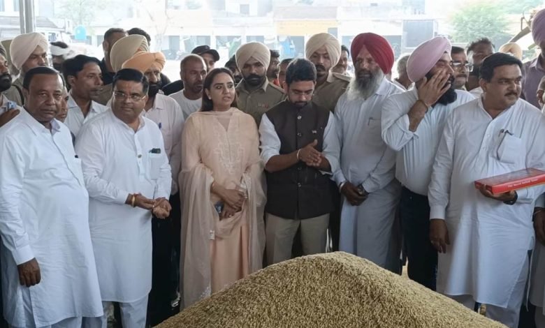 ਵਿਧਾਇਕ ਅਰੋੜਾ ਤੇ ਡੀਸੀ ਨੇ ਕਰਵਾਈ ਝੋਨੇ ਦੀ ਸਰਕਾਰੀ ਖਰੀਦ ਦੀ ਸ਼ੁਰੂਆਤ