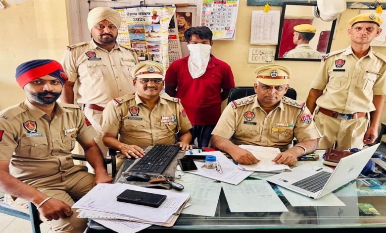 ਪਾਰਸਲ ਕਲਰਕ ਦੀ ਮੋਹਰ ਤੇ ਜਾਅਲੀ ਦਸਤਖਤ ਕਰਨ ਵਾਲਾ ਗ੍ਰਿਫ਼ਤਾਰ ਪਾਰਸਲ ਕਲਰਕ ਦੀ ਮੋਹਰ ਤੇ ਜਾਅਲੀ ਦਸਤਖਤ ਕਰਨ ਵਾਲਾ ਗ੍ਰਿਫ਼ਤਾਰ