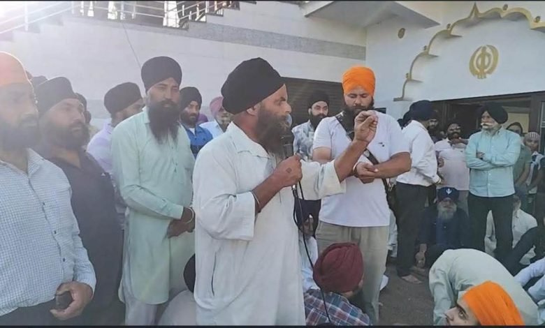 ਜੰਮੂ ਦੇ ਸਾਂਬਾ ਜ਼ਿਲ੍ਹੇ ਦੇ ਕੋਲਪੁਰ ਪਿੰਡ ਦੇ ਰਹਿਣ ਵਾਲੇ ਮਨਜੀਤ ਸਿੰਘ ਬਿੱਲਾ ਨੇ ਦੇਰ ਰਾਤ ਪੰਜ ਪਾਵਨ ਸਰੂਪਾਂ ਨੂੰ ਤੇਲ ਪਾ ਕੇ ਕੀਤਾ ਅਗਨ ਭੇਟ