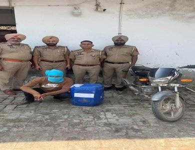 ਨਾਜਾਇਜ਼ ਸ਼ਰਾਬ ਸਮੇਤ ਵਿਅਕਤੀ ਕਾਬੂ, ਮੋਟਰਸਾਈਕਲ ਵੀ ਬਰਾਮਦ