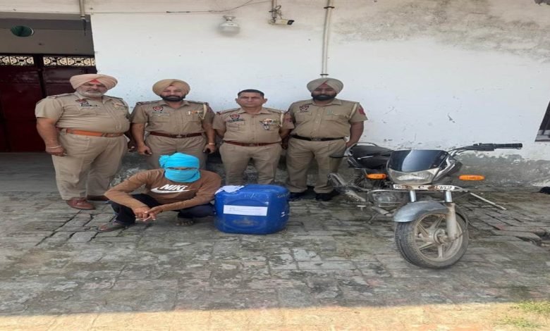 ਨਾਜਾਇਜ਼ ਸ਼ਰਾਬ ਸਮੇਤ ਵਿਅਕਤੀ ਕਾਬੂ, ਮੋਟਰਸਾਈਕਲ ਵੀ ਬਰਾਮਦ