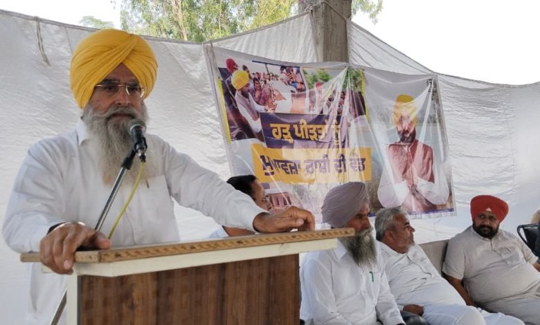 ਕੈਬਨਿਟ ਮੰਤਰੀ ਗੁਰਮੀਤ ਸਿੰਘ ਖੁੱਡੀਆਂ ਨੇ ਪਿੰਡ ਨਿਹਾਲਾ ਲਵੇਰਾ ਦੇ 254 ਕਿਸਾਨਾਂ ਨੂੰ ਵੰਡੇ 99.20 ਲੱਖ ਰੁਪਏ ਦੀ ਮੁਆਵਜ਼ਾ ਰਾਸ਼ੀ ਦੇ ਮਨਜ਼ੂਰੀ ਪੱਤਰ