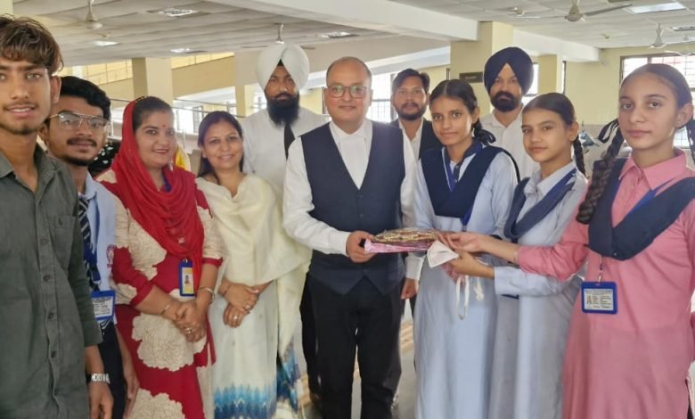 ਜ਼ਿਲ੍ਹਾ ਕਾਨੂੰਨੀ ਸੇਵਾਵਾਂ ਅਥਾਰਟੀ, ਫਿਰੋਜ਼ਪੁਰ ਵੱਲੋਂ ਭਗਤ ਪੂਰਨ ਸਿੰਘ ਸਕੂਲ, ਕਟੋਰਾ ਦੇ ਬੱਚਿਆਂ ਅਤੇ ਜੇਲ੍ਹ ਕੈਦੀਆਂ ਵੱਲੋਂ ਤਿਆਰ ਕੀਤੇ ਦੀਵੇ ਅਤੇ ਮੋਮਬੱਤੀਆਂ ਦੀ ਪ੍ਰਦਰਸ਼ਨੀ ਜ਼ਿਲ੍ਹਾ ਕਚਹਿਰੀਆਂ ਕੰਪਲੈਕਸ, ਫਿਰੋਜਪੁਰ ਵਿੱਚ ਲਗਵਾਈ ਗਈ