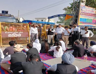 ਮੁੱਖ ਮੰਤਰੀ ਦਾ ਘਿਰਾਓ ਕਰਨ ਜਾ ਰਹੇ ਵਕੀਲਾਂ ਨੂੰ ਪੁਲਿਸ ਨੇ ਰਾਹ 'ਚ ਰੋਕਿਆ