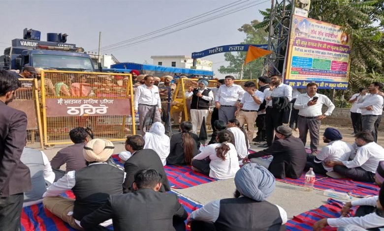 ਮੁੱਖ ਮੰਤਰੀ ਦਾ ਘਿਰਾਓ ਕਰਨ ਜਾ ਰਹੇ ਵਕੀਲਾਂ ਨੂੰ ਪੁਲਿਸ ਨੇ ਰਾਹ 'ਚ ਰੋਕਿਆ