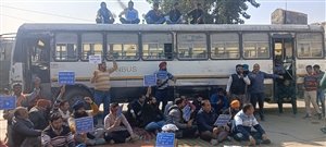 ਹੱਥਾਂ ’ਚ ਪੈਟਰੋਲ ਲੈ ਕੇ ਟੈਂਕੀਆਂ ’ਤੇ ਚੜੇ੍ ਪੀ.ਆਰ.ਟੀ.ਸੀ. ਮੁਲਾਜ਼ਮ