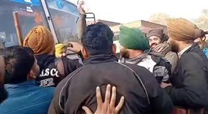 ਸਥਿਤੀ ਤਣਾਅਪੂਰਨ, ਸੂਬਾ ਉਪ-ਪ੍ਰਧਾਨ ਨੇ ਖ਼ੁਦ 'ਤੇ ਪੈਟਰੋਲ ਪਾ ਕੇ ਕੀਤੀ ਅੱਗ ਲਾਉਣ ਦੀ ਕੋਸ਼ਿਸ਼