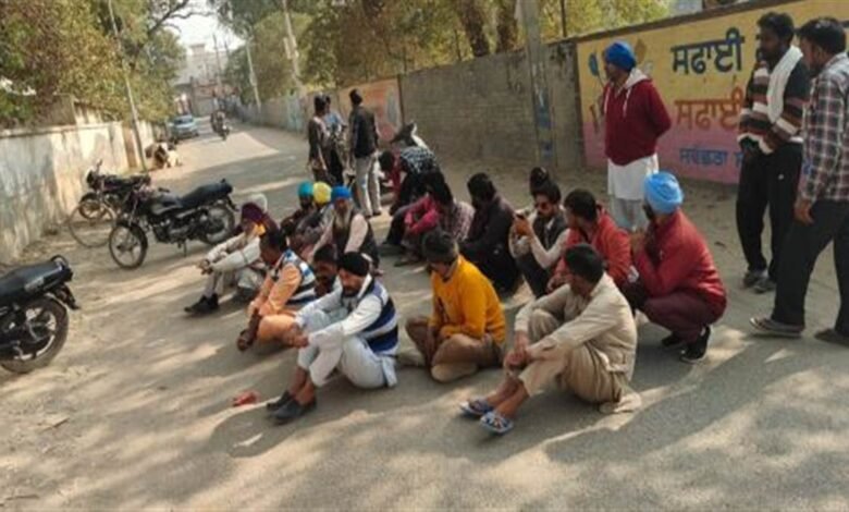 ਨਸ਼ੇ ਦੀ ਓਵਰਡੋਜ਼ ਨਾਲ ਨੌਜਵਾਨ ਦੀ ਮੌਤ, ਪਰਿਵਾਰਕ ਮੈਂਬਰਾਂ ਨੇ ਥਾਣੇ ਅੱਗੇ ਲਾਇਆ ਧਰਨਾ ਨਸ਼ੇ ਦੀ ਓਵਰਡੋਜ਼ ਨਾਲ ਨੌਜਵਾਨ ਦੀ ਮੌਤ, ਪਰਿਵਾਰਕ ਮੈਂਬਰਾਂ ਨੇ ਥਾਣੇ ਅੱਗੇ ਲਾਇਆ ਧਰਨਾ