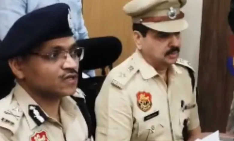 ਮਿਲਿਆ 360 KG ਵਿਸਫੋਟਕ; 10 ਦਿਨ ਪਹਿਲਾਂ ਗ੍ਰਿਫ਼ਤਾਰ ਕੀਤੇ ਗਏ ਅੱਤਵਾਦੀ ਨੇ ਕਿਵੇਂ ਖੋਲ੍ਹਿਆ ਰਾਜ਼ ਮਿਲਿਆ 360 KG ਵਿਸਫੋਟਕ; 10 ਦਿਨ ਪਹਿਲਾਂ ਗ੍ਰਿਫ਼ਤਾਰ ਕੀਤੇ ਗਏ ਅੱਤਵਾਦੀ ਨੇ ਕਿਵੇਂ ਖੋਲ੍ਹਿਆ ਰਾਜ਼