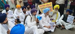 ਸ਼੍ਰੋਮਣੀ ਅਕਾਲੀ ਦਲ (ਅੰਮ੍ਰਿਤਸਰ) ਨੇ SGPC ਦਫ਼ਤਰ ਦੇ ਬਾਹਰ ਦਿੱਤਾ ਧਰਨਾ