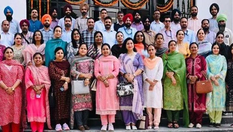 ਪੰਜਾਬ ਦੇ 50 ਹੈੱਡਮਾਸਟਰਾਂ ਦਾ ਚੌਥਾ ਬੈਚ IIM ਅਹਿਮਦਾਬਾਦ ਵਿਖੇ ਸਿਖਲਾਈ ਲਈ ਰਵਾਨਾ ਪੰਜਾਬ ਦੇ 50 ਹੈੱਡਮਾਸਟਰਾਂ ਦਾ ਚੌਥਾ ਬੈਚ IIM ਅਹਿਮਦਾਬਾਦ ਵਿਖੇ ਸਿਖਲਾਈ ਲਈ ਰਵਾਨਾ