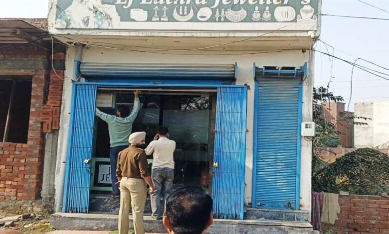 ਸੁਨਿਆਰੇ ਦੀ ਦੁਕਾਨ ਦੀ ਕੰਧ ਤੋੜ ਚੋਰਾਂ ਨੇ ਉਡਾਇਆ ਸੋਨਾ ਅਤੇ ਚਾਂਦੀ ਸੁਨਿਆਰੇ ਦੀ ਦੁਕਾਨ ਦੀ ਕੰਧ ਤੋੜ ਚੋਰਾਂ ਨੇ ਉਡਾਇਆ ਸੋਨਾ ਅਤੇ ਚਾਂਦੀ