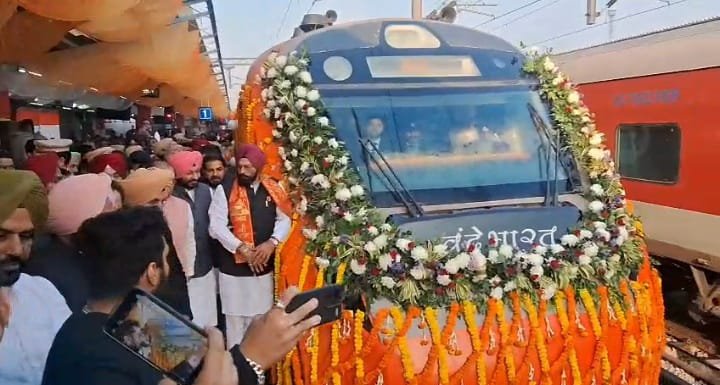 ਫਿਰੋਜ਼ਪੁਰ ਤੋਂ ਦਿੱਲੀ ਲਈ 'ਵੰਦੇ ਭਾਰਤ' ਪਹਿਲੇ ਦਿਨ ਹੋਈ ਰਵਾਨਾ