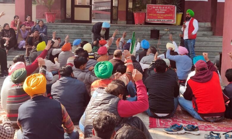 ਰੀਵਾਈਜ਼ਡ ਪੇ-ਸਕੇਲਾਂ ਦਾ ਬਕਾਇਆ ਜਾਰੀ ਨਾ ਕਰਨ ’ਤੇ ਸਟਾਫ਼ ਵੈਲਫੇਅਰ ਐਸੋਸੀਏਸ਼ਨ ਨੇ ਜਤਾਇਆ ਰੋਸ ਰੀਵਾਈਜ਼ਡ ਪੇ-ਸਕੇਲਾਂ ਦਾ ਬਕਾਇਆ ਜਾਰੀ ਨਾ ਕਰਨ ’ਤੇ ਸਟਾਫ਼ ਵੈਲਫੇਅਰ ਐਸੋਸੀਏਸ਼ਨ ਨੇ ਜਤਾਇਆ ਰੋਸ