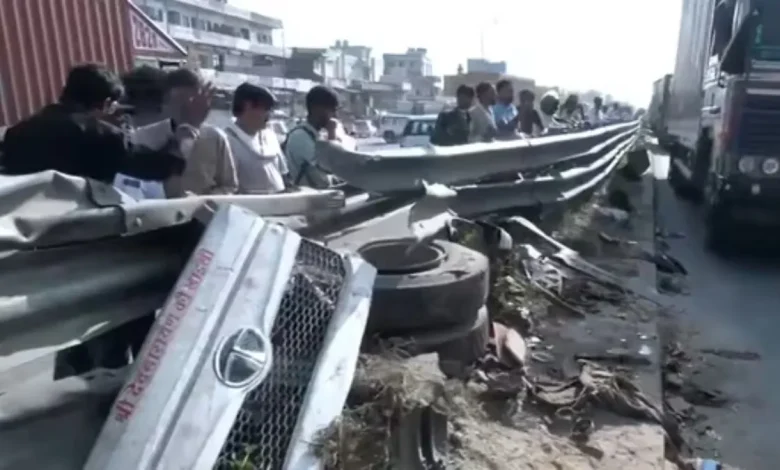 ਡੰਪਰ ਨੇ ਮਚਾਈ ਤਬਾਹੀ, 17 ਵਾਹਨਾਂ ਨਾਲ ਭਿਆਨਕ ਟੱਕਰ; 12 ਲੋਕਾਂ ਦੀ ਮੌਤ ਤੇ ਕਈ ਜ਼ਖਮੀ ਡੰਪਰ ਨੇ ਮਚਾਈ ਤਬਾਹੀ, 17 ਵਾਹਨਾਂ ਨਾਲ ਭਿਆਨਕ ਟੱਕਰ; 12 ਲੋਕਾਂ ਦੀ ਮੌਤ ਤੇ ਕਈ ਜ਼ਖਮੀ