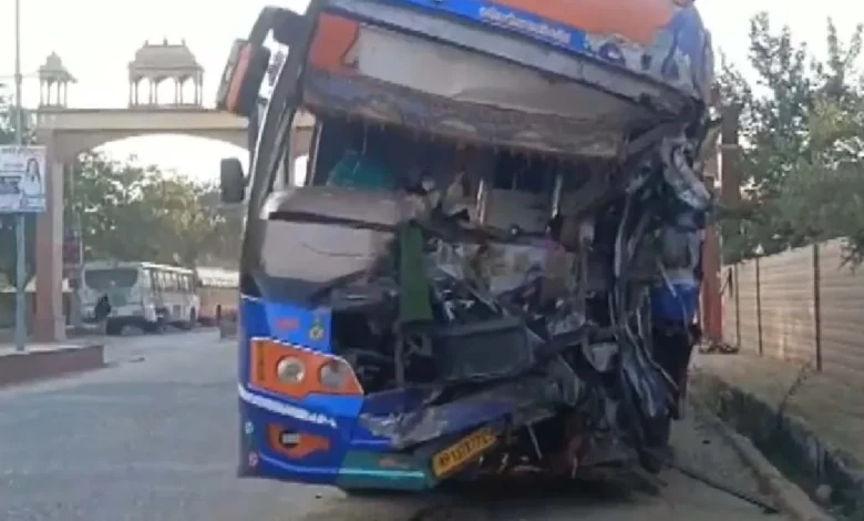 ਖਾਟੂ ਸ਼ਿਆਮ ਜਾ ਰਹੇ ਯਾਤਰੀਆਂ ਦੀ ਬੱਸ ਟਰੱਕ ਨਾਲ ਟਕਰਾਈ, ਤਿੰਨ ਦੀ ਮੌਤ ਤੇ 28 ਜ਼ਖਮੀ