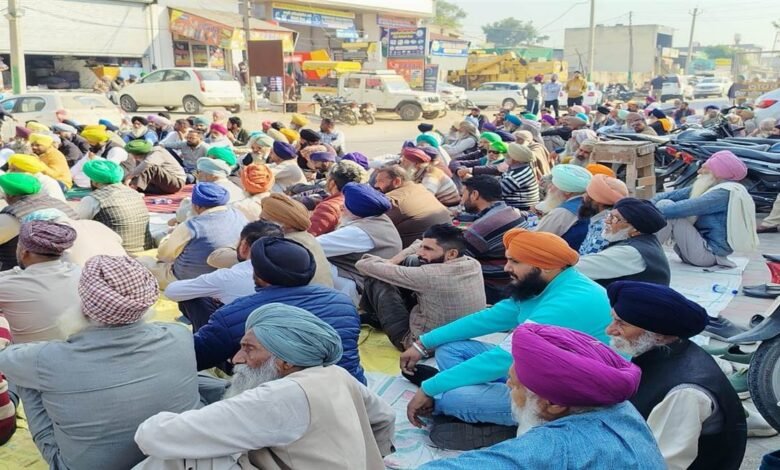 ਔਰਤ ਨੇ ਮਾਂ ਤੇ ਬੱਚੇ ਸਮੇਤ ਕੀਤੀ ਖੁਦਕੁਸ਼ੀ ਔਰਤ ਨੇ ਮਾਂ ਤੇ ਬੱਚੇ ਸਮੇਤ ਕੀਤੀ ਖੁਦਕੁਸ਼ੀ