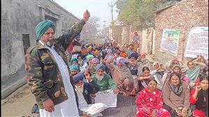 ਮਾਨਸਾ 'ਚ ਵੋਟਾਂ ਦਾ ਬਾਈਕਾਟ ਕਰ ਕੇ ਲੋਕ ਕਰ ਰਹੇ ਹਨ ਵਿਰੋਧ ਪ੍ਰਦਰਸ਼ਨ